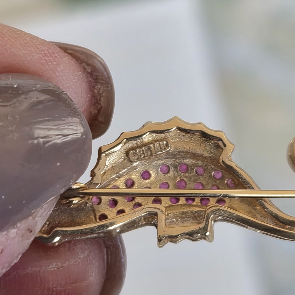 Ross SIMON 14K Gold Seahorse Brooch With Rubies. - Picture 5 of 6
